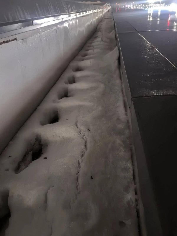 稳赢配资 西安机场就T5航站楼漏水致歉：排水系统被冰雹堵塞，雨水翻过排水槽渗进楼内