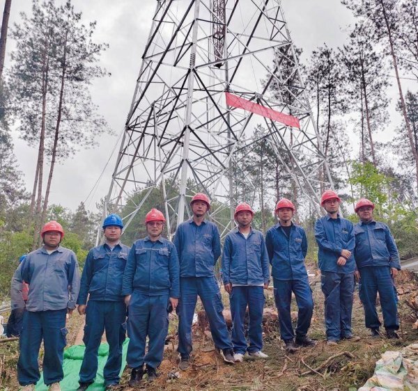 泸深A融通 铜仁西500千伏输变电工程首基铁塔组立试点成功
